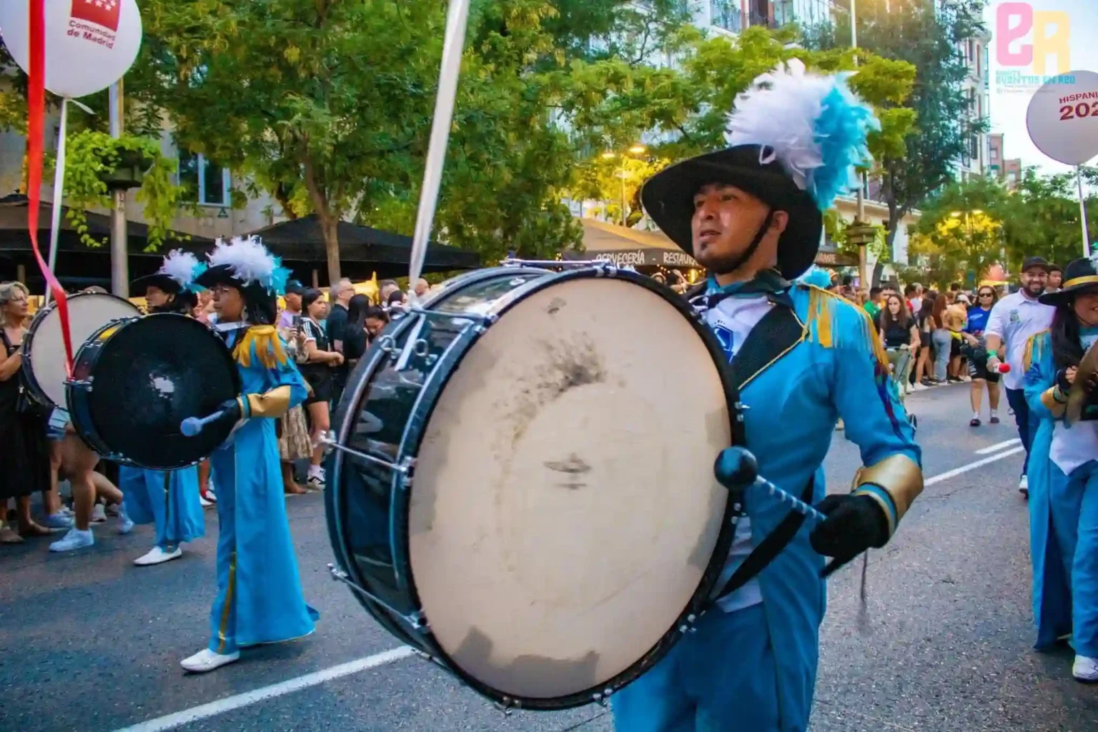 banda de marcha 504 en el desfile de la hispanidad