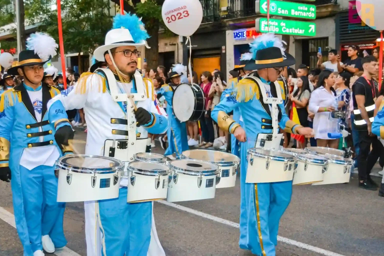 banda de marcha 504 en el desfile de la hispanidad