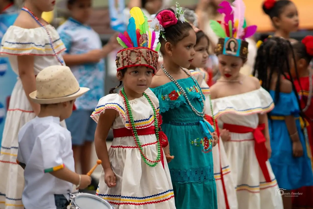 Niñas con trajes típicos