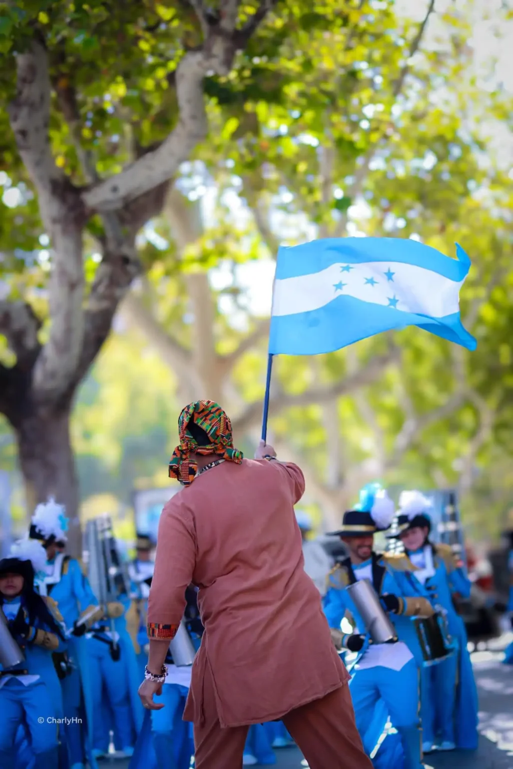 Indio Garífuna con Bandera de Honduras