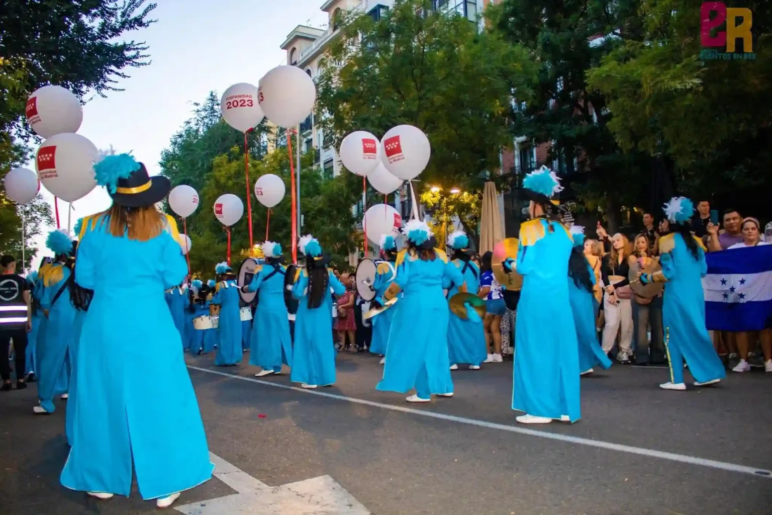 banda de marcha 504 en el desfile de la hispanidad